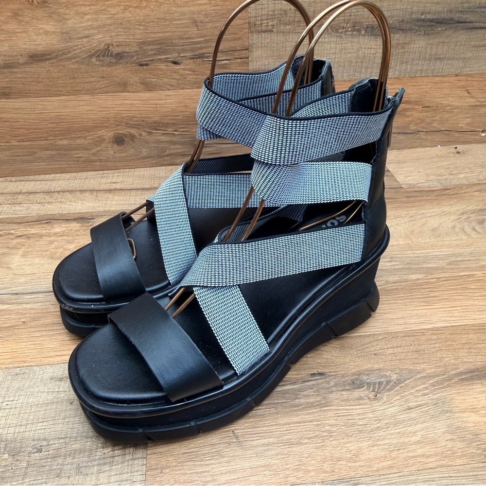 Sorel Stylish Black and Gray Women's size 5 Sandals - Picture 2 of 8